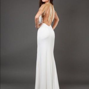 Timeless Gown With A Vintage Vibe